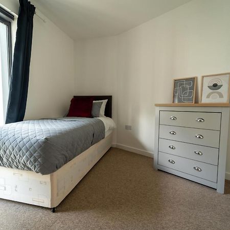 Spacious Apartment In Woking Town Centre Exteriör bild