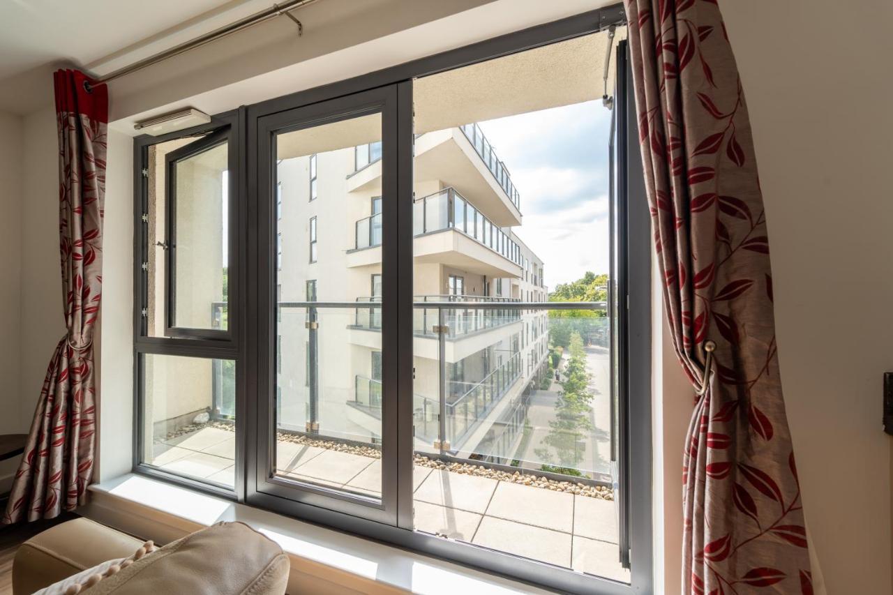 Spacious Apartment In Woking Town Centre Exteriör bild