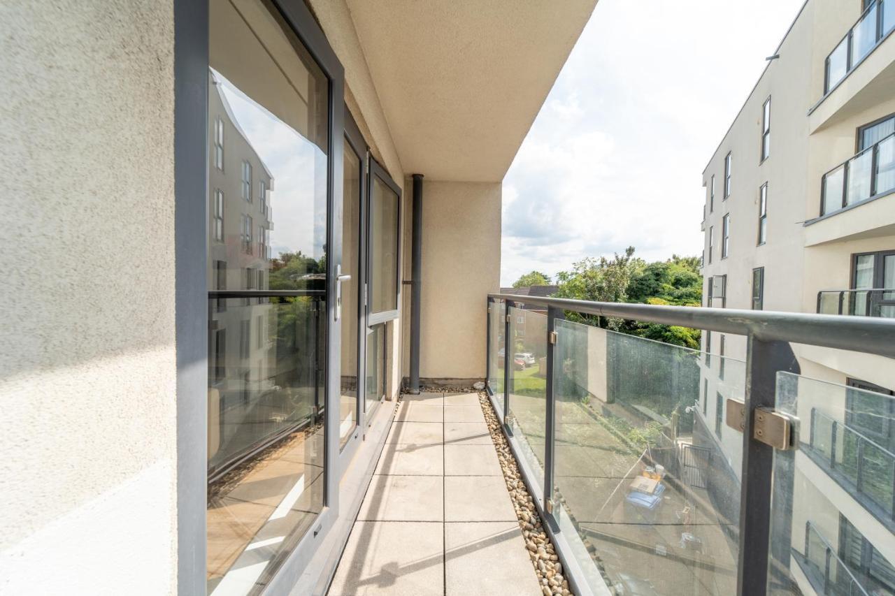 Spacious Apartment In Woking Town Centre Exteriör bild