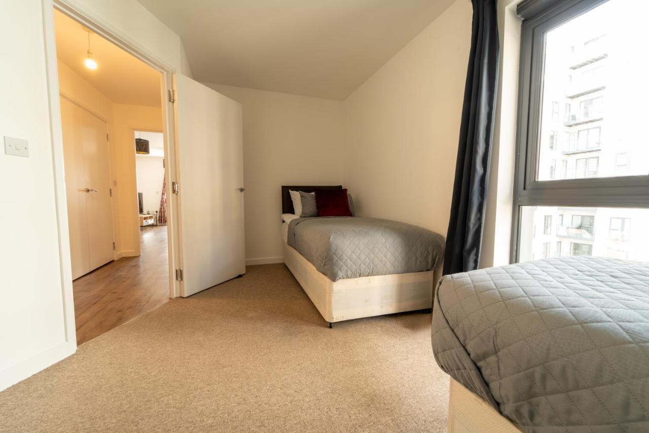 Spacious Apartment In Woking Town Centre Exteriör bild